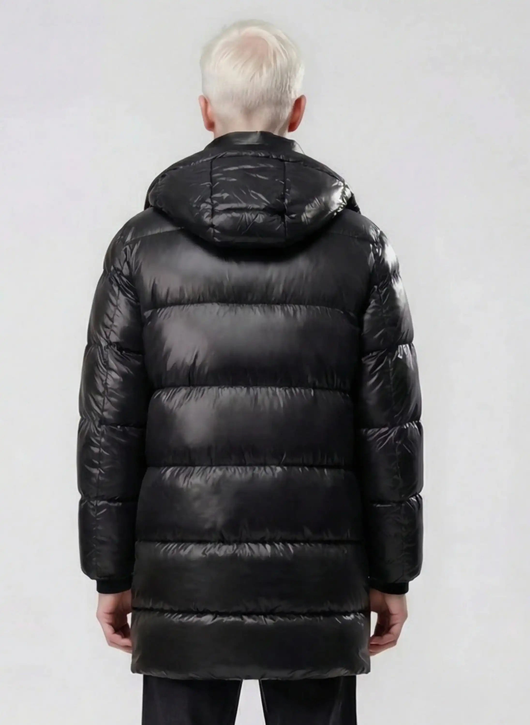 Gezeigt wird eine Person mit kurzen weißen Haaren von hinten, die eine trueprodigy Herren Winterjacke mit abnehmbarer Kapuze im Regular Fit trägt. Der Hintergrund ist einfarbig und hell.