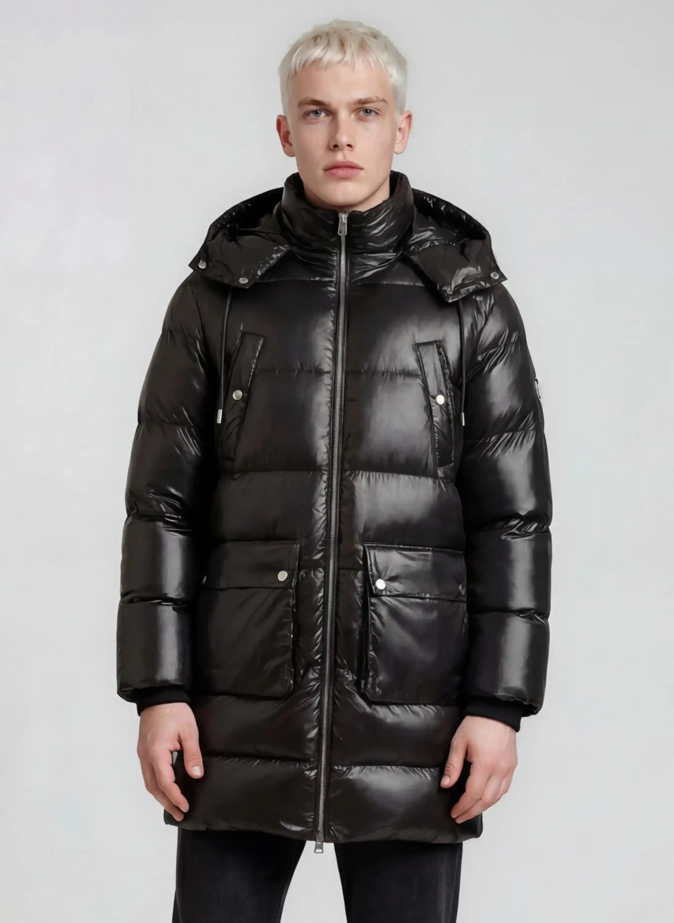 Eine Person mit kurzen, hellblonden Haaren trägt die trueprodigy Herren Winterjacke mit abnehmbarer Kapuze im Regular Fit, mit Fronttaschen, vor einem schlichten, hellgrauen Hintergrund.
