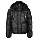 Die trueprodigy Damen Winterjacke mit hochglänzender Oberfläche im Regular Fit überzeugt durch Frontreißverschluss, große Druckknopftaschen, hohe Kragen, abnehmbare Kapuze, gesteppte Silhouette und elastische Bündchen.