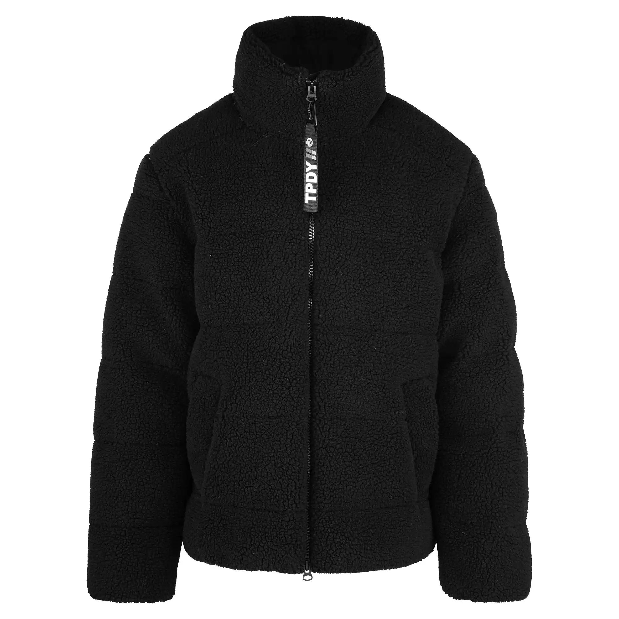 Die trueprodigy Herren Winterjacke mit flauschiger Sherpa-Oberfläche im Oversized Fit ist eine schwarze Pufferjacke mit Frontreißverschluss samt weiß beschriftetem Zipper, hohem Kragen und zwei Seitentaschen. Abgebildet vor weißem Hintergrund.