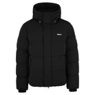Eine schwarze trueprodigy Damen Winterjacke mit fester Kapuze im Oversized Fit, mit Frontreißverschluss und Druckknopfverschluss, zwei seitlichen Reißverschlusstaschen, einem kleinen weißen Brustlogo und einer wasserabweisenden, dicken, isolierten Konstruktion für Wärme.