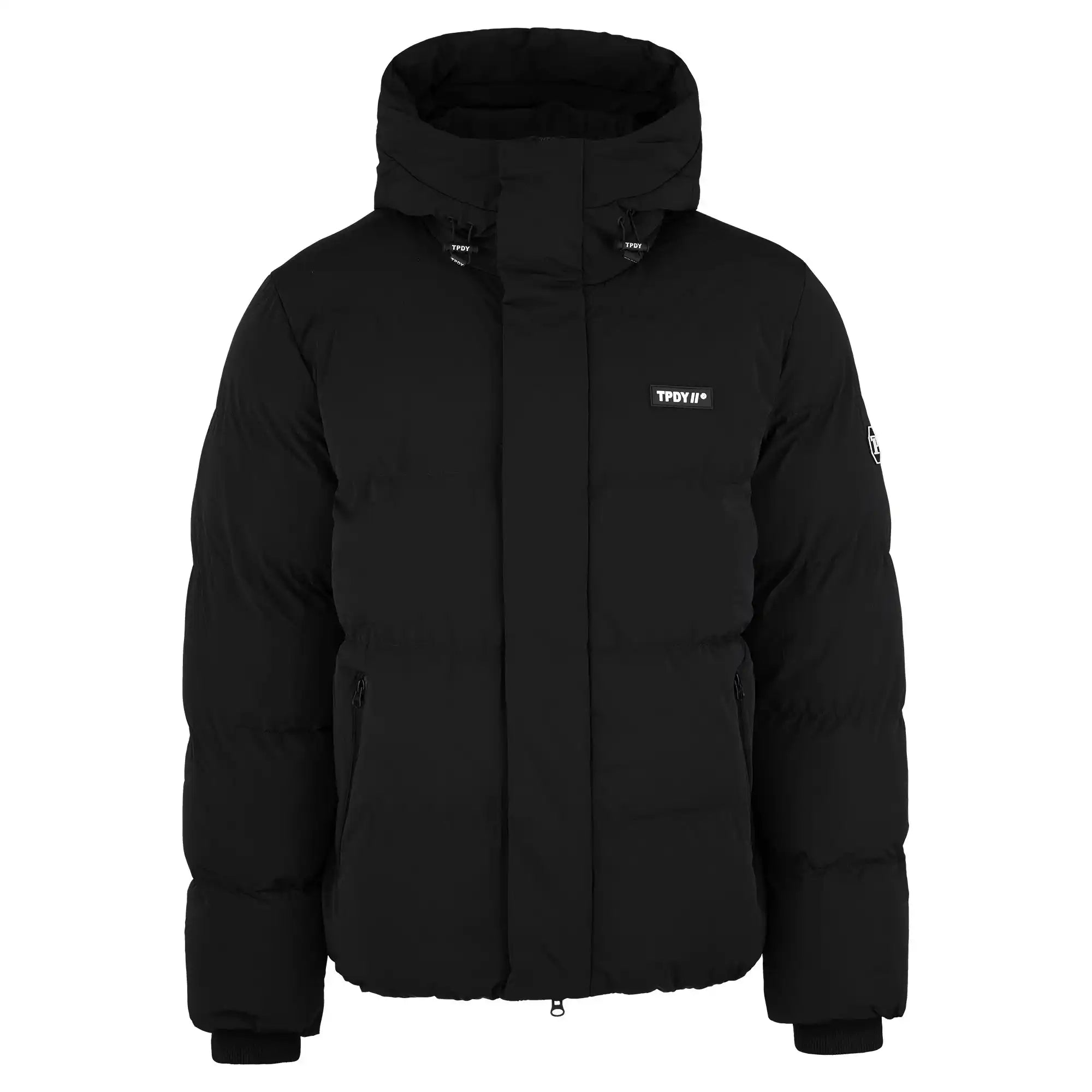 Eine schwarze trueprodigy Damen Winterjacke mit fester Kapuze im Oversized Fit, mit Frontreißverschluss und Druckknopfverschluss, zwei seitlichen Reißverschlusstaschen, einem kleinen weißen Brustlogo und einer wasserabweisenden, dicken, isolierten Konstruktion für Wärme.