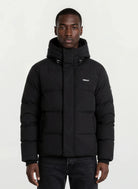 Ein Mann trägt eine trueprodigy Herren Winterjacke mit fester Kapuze im Oversized Fit.