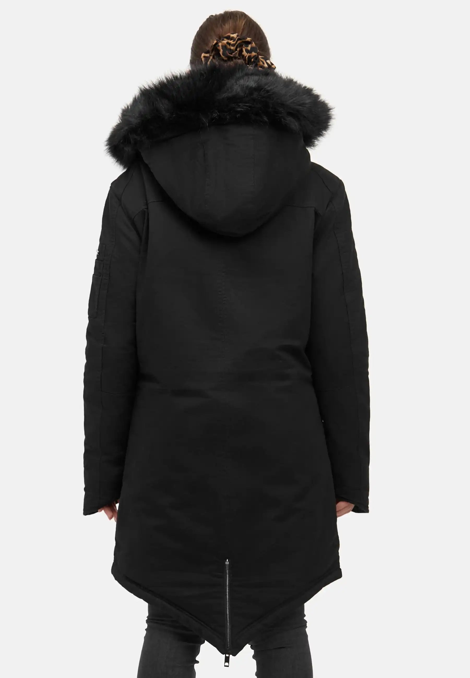 Eine Frau mit geflochtenem Haar ist von hinten zu sehen, die den trueprodigy Harvey F Damenparka mit Kapuze und Kunstfell mit spitzem Saum vor einem schlichten hellen Hintergrund trägt.