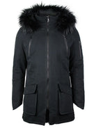 Der trueprodigy Harvey F Damenparka mit Kapuze und Kunstfell in Schwarz hat eine Slim-Fit-Silhouette, Frontreißverschluss, zwei Brusttaschen mit Zippern, zwei Pattentaschen, eine Ärmeltasche und eine Kapuze mit schwarzem Kunstfell.