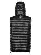 Die schwarze, ärmellose Jared Herrenweste mit Glanz und Kapuze von trueprodigy zeigt sich von hinten, mit horizontaler Steppung, einem kleinen gestickten Logo auf dem oberen Rücken und verstellbaren Kordelzügen am Saum.