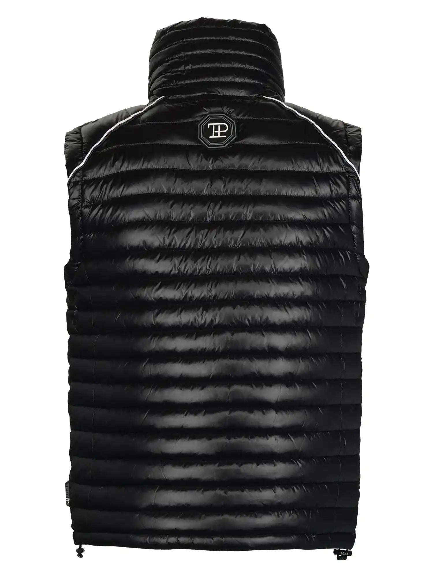 Die schwarze, glänzende Dave Herrenweste mit Glanz und Stehkragen von trueprodigy zeigt sich von hinten mit horizontalen Nähten und einem kleinen runden Logopatch in der Nähe des hohen Kragens. Diese moderne Weste hat keine sichtbaren Ärmel.