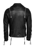 Die Biker Lederjacke Herren "Jackson" von trueprodigy in schwarz zeigt sich von hinten mit gesteppten Schultern und Ärmeln, zwei vertikalen Reißverschlüssen am oberen Rücken, TRUE PROJECT-Prägung oben und Riemen an Ärmeln und Saum.