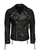 Die schwarze Biker Lederjacke Herren "Jackson" von trueprodigy verfügt über mehrere Reißverschlusstaschen, gesteppte Schulter- und Armpaneele, Manschettenriemen mit Schnallen und einen asymmetrischen Frontreißverschluss.