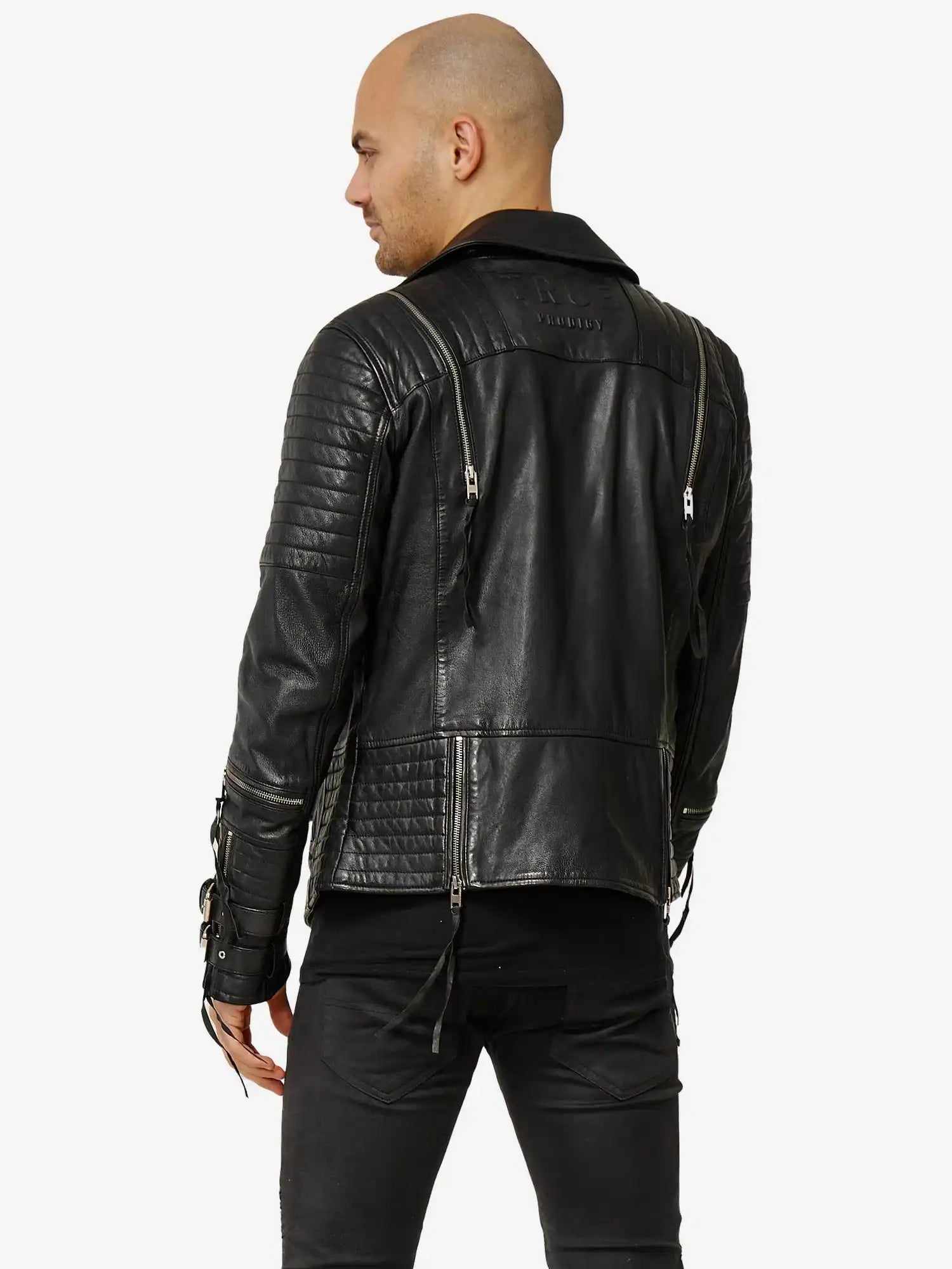 Ein Mann trägt die Trueprodigy Jackson Bikerlederjacke mit Schnallen.