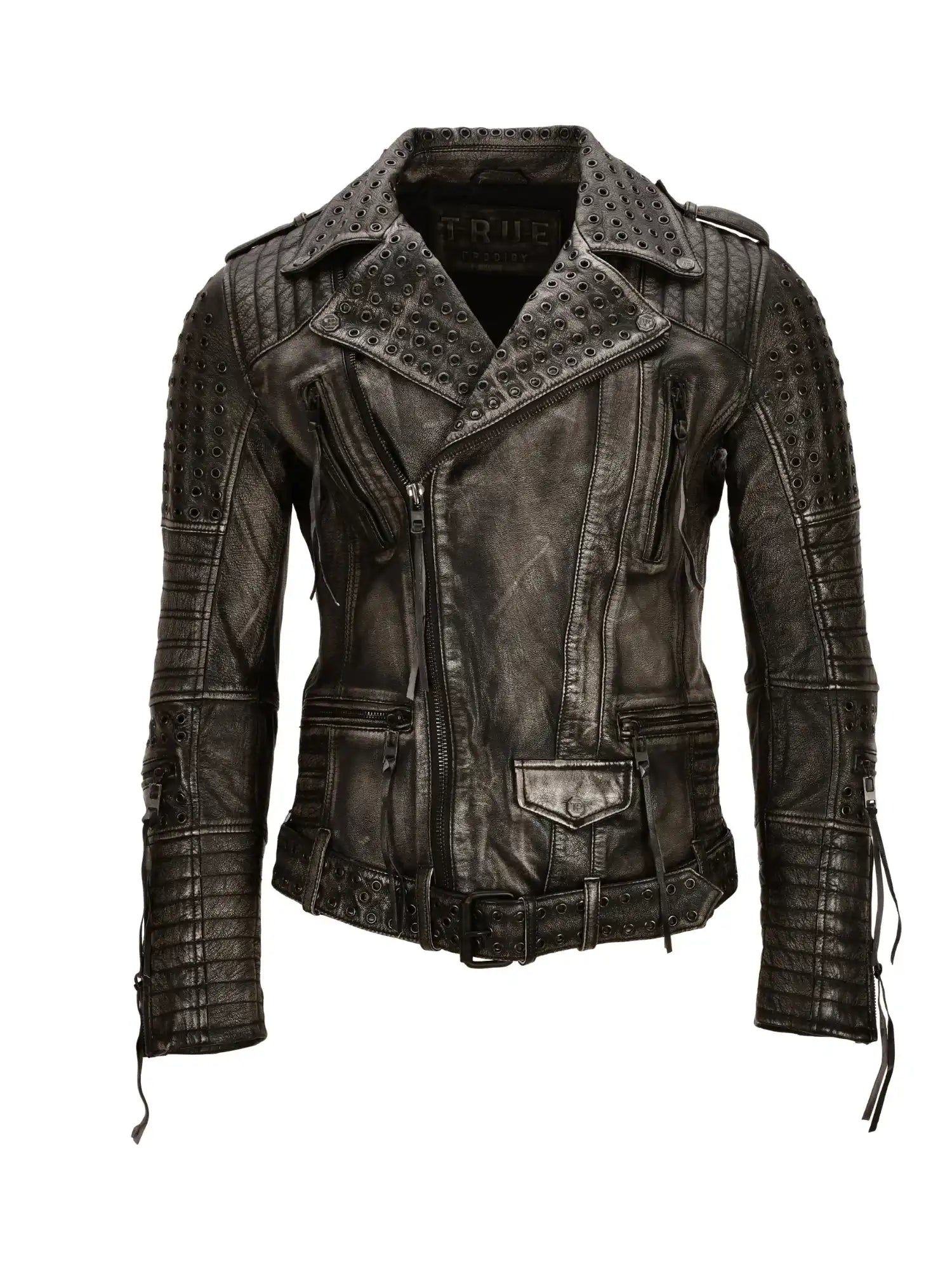 Die trueprodigy Geralt Vintage Lederjacke mit Ösen besticht durch gesteppte Details, Metallösen an Schultern, Ärmeln und Taille, mehrere Reißverschlüsse sowie Taillengürtel - präsentiert vor weißem Hintergrund.