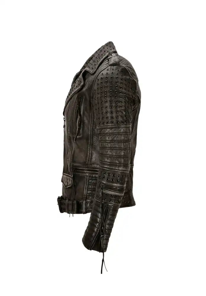 Geralt Vintage Lederjacke mit Ösen von trueprodigy: Schwarze Bikerjacke mit Ösendetails an Schultern und Ärmeln, mehreren Reißverschlüssen, Taschen und Taillengürtel, seitlich vor weißem Hintergrund gezeigt.