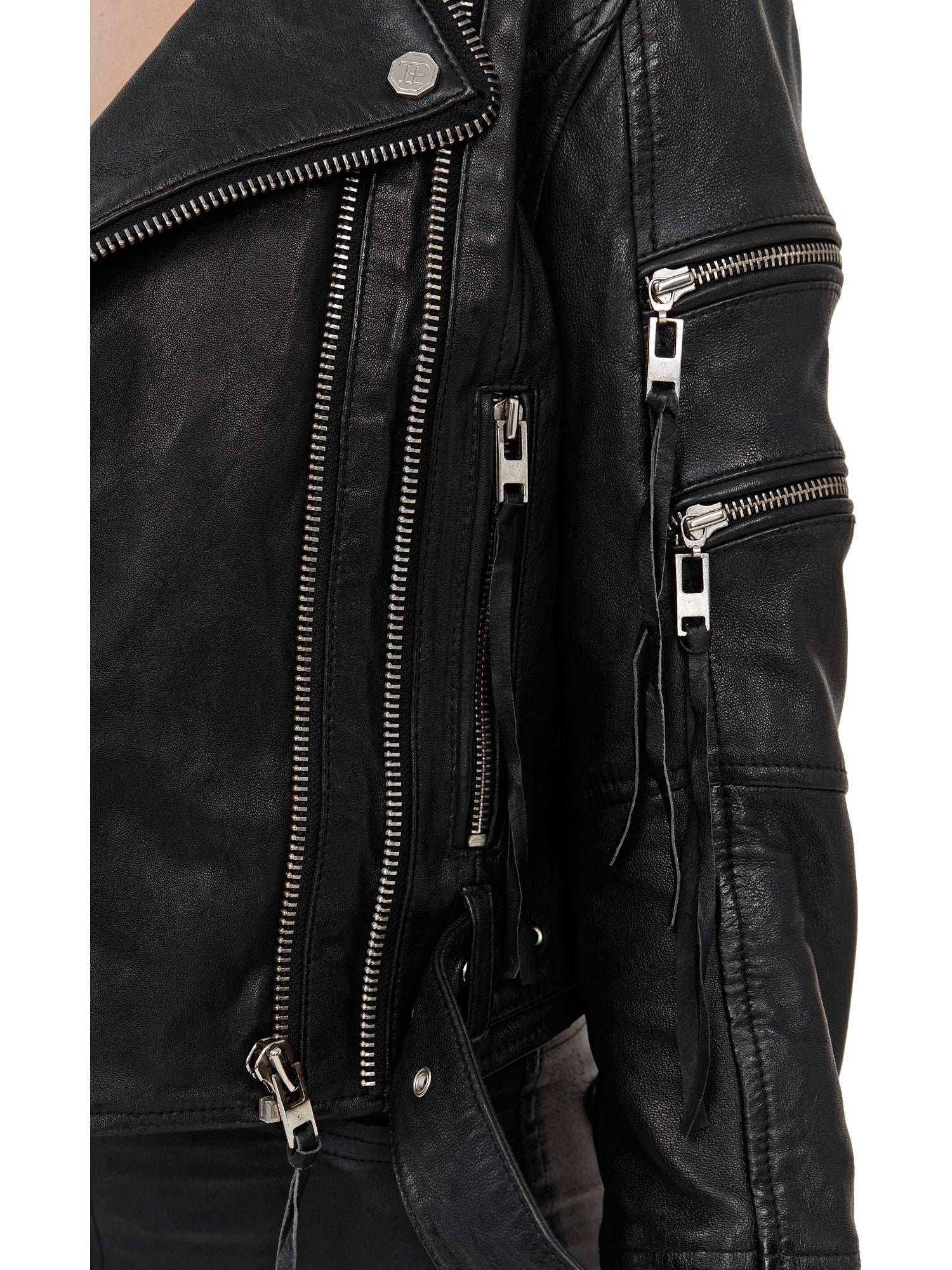 Nahaufnahme der trueprodigy Izzy Bikerlederjacke mit Gürtel, die mit mehreren silbernen Reißverschlüssen, Druckknöpfen und einem Taillengürtel ausgestattet ist. Die detaillierte Hardware und das strukturierte Schafsleder sind deutlich sichtbar.