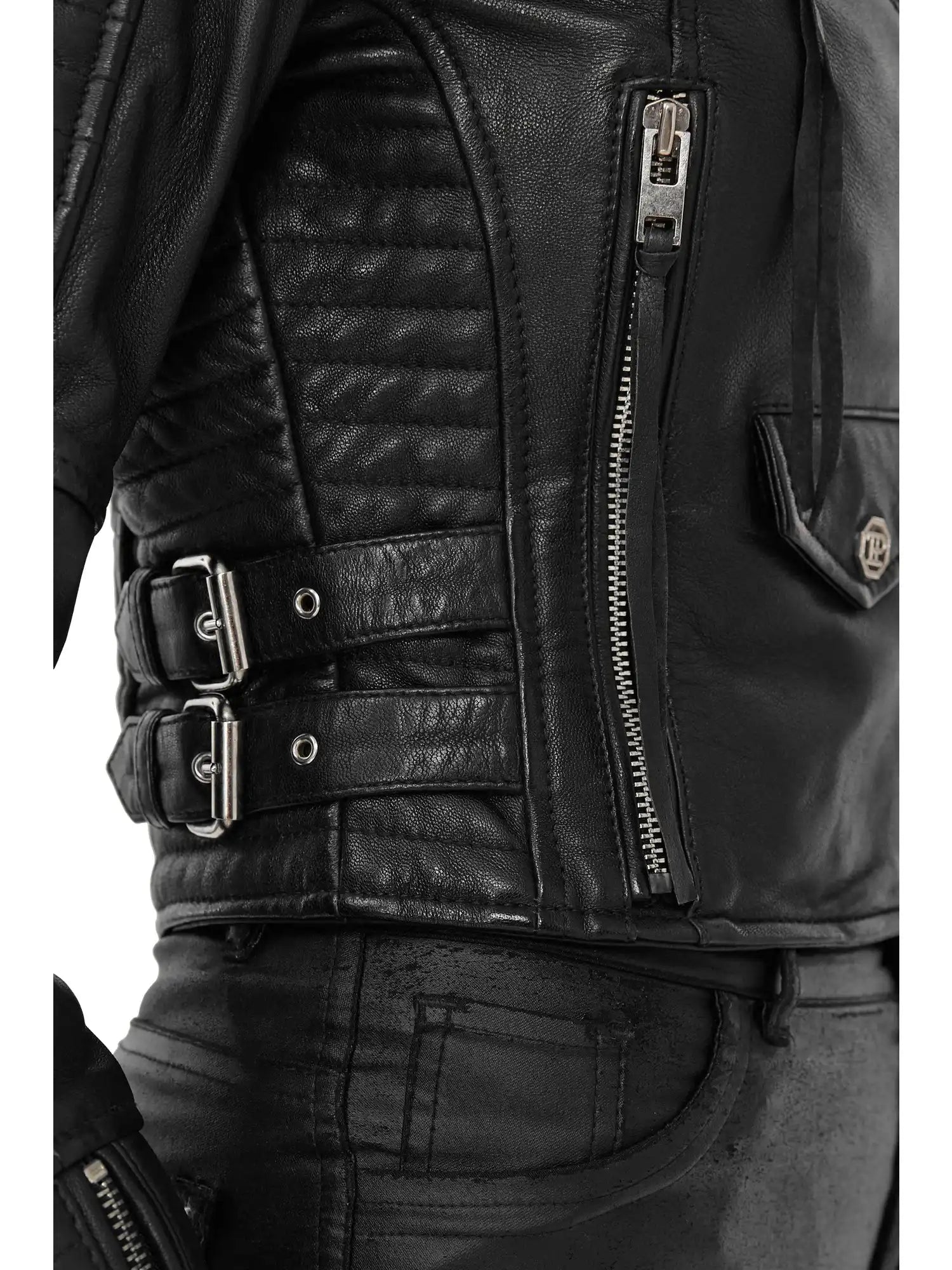 Nahaufnahme einer Person, die die trueprodigy Freya Bikerlederjacke mit Schnallen trägt, mit gesteppten Details, vertikaler Reißverschlusstasche, seitlichen Schnallenriemen, gepaart mit einer schwarzen Lederhose für einen authentischen Biker-Look.