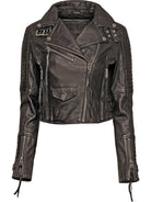 Eine schwarze Bikerlederjacke mit Schnallen von trueprodigy aus Schafsleder, kurzem, taillierten Schnitt, gesteppten Ärmeln, asymmetrischem Frontreißverschluss, Reißverschlusstaschen und silberfarbenen Details.