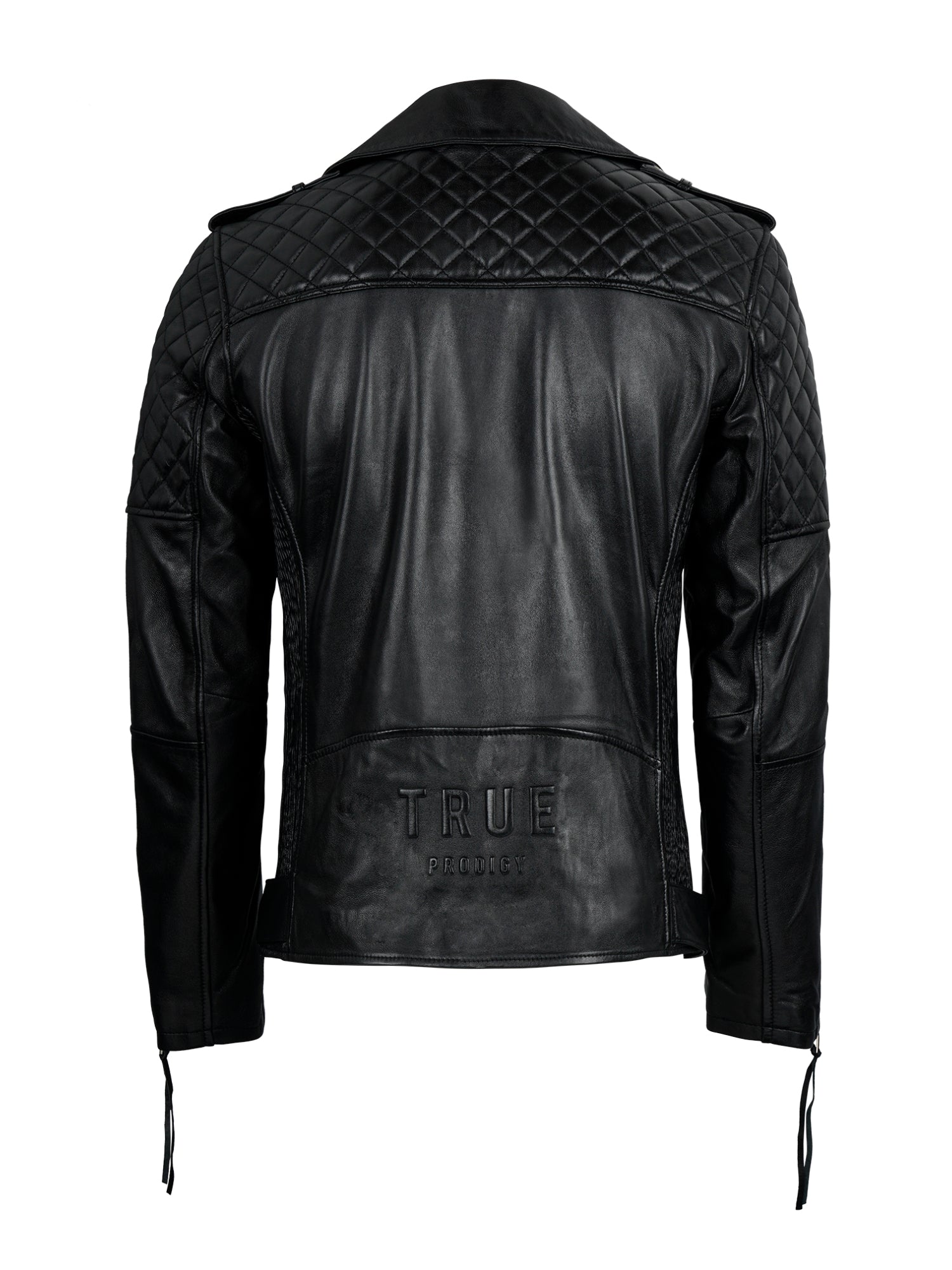 Die trueprodigy Biker Lederjacke Herren "Simba" mit Gürtel in Schwarz besticht durch gesteppte Schulterpartien, Ärmelbündchen mit Reißverschluss und die TRUE PARIS-Prägung auf dem unteren Rücken, die von hinten gezeigt wird und für einen mutigen Biker-Look sorgt.