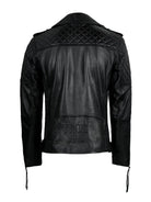 Die trueprodigy Biker Lederjacke Herren "Simba" mit Gürtel in Schwarz besticht durch gesteppte Schulterpartien, Ärmelbündchen mit Reißverschluss und die TRUE PARIS-Prägung auf dem unteren Rücken, die von hinten gezeigt wird und für einen mutigen Biker-Look sorgt.