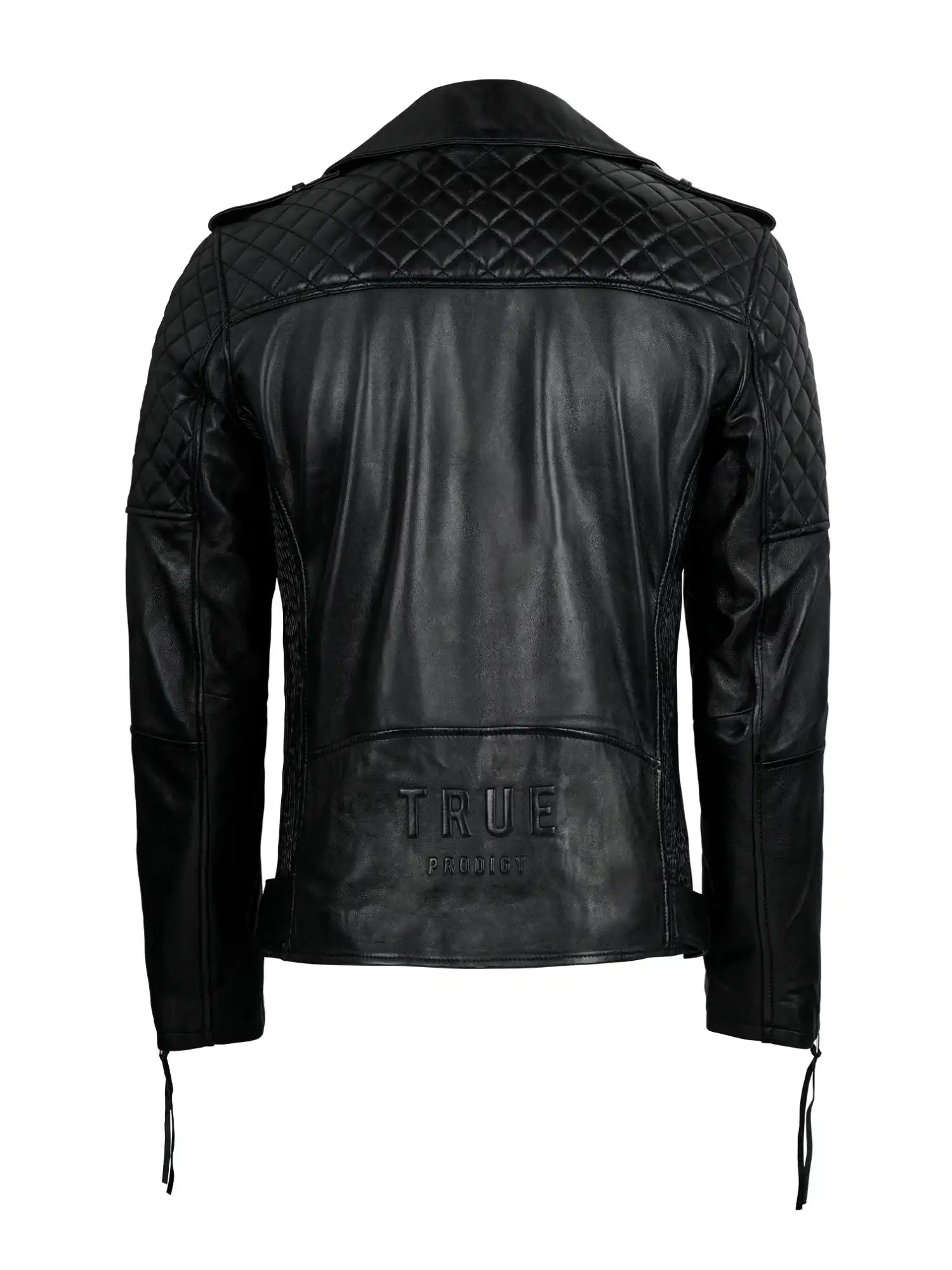 Die trueprodigy Biker Lederjacke Herren "Simba" mit Gürtel in Schwarz besticht durch gesteppte Schulterpartien, Ärmelbündchen mit Reißverschluss und die TRUE PARIS-Prägung auf dem unteren Rücken, die von hinten gezeigt wird und für einen mutigen Biker-Look sorgt.