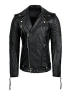 Die trueprodigy Biker Lederjacke Herren "Simba" aus schwarzem Schafsleder mit Gürtel, gesteppten Schultern, asymmetrischem Frontreißverschluss, Reißverschlusstaschen und Schnallenkragen auf weißem Hintergrund.