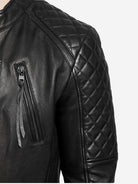 Nahaufnahme der Trueprodigy Franky Lederjacke mit Stehkragen in schwarzem Schafsleder, mit Steppnähten an Schulter und Oberarm sowie einer senkrechten Brusttasche mit Reißverschluss und Lederzipper.