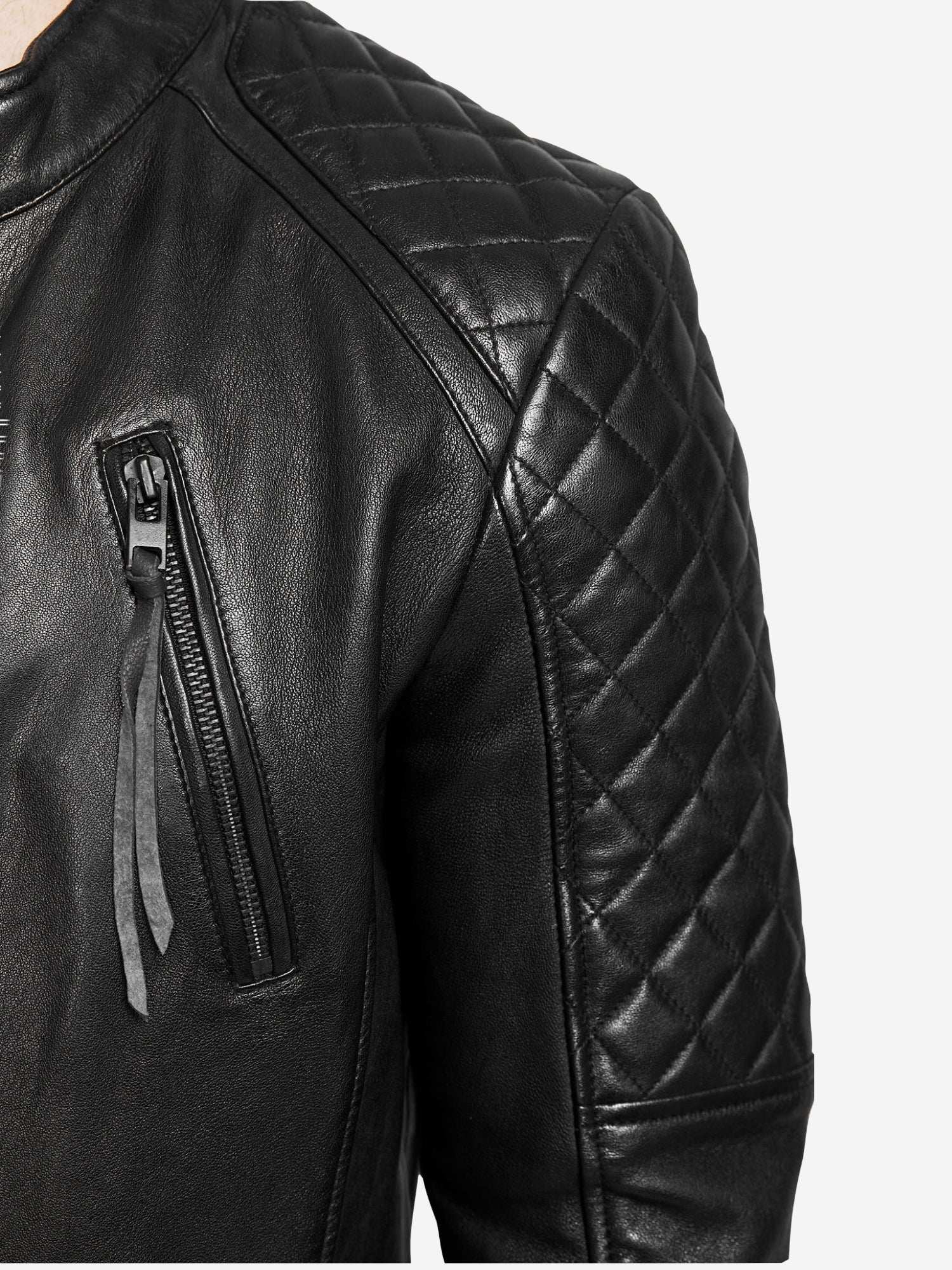 Nahaufnahme der Trueprodigy Franky Lederjacke mit Stehkragen in schwarzem Schafsleder, mit Steppnähten an Schulter und Oberarm sowie einer senkrechten Brusttasche mit Reißverschluss und Lederzipper.