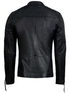 Die trueprodigy Racing Lederjacke Herren "Franky" in Schwarz, slim fit geschnitten, zeigt Rautensteppung an den Schultern, sichtbare Nähte und den TRUE-Schriftzug als Prägung auf dem oberen Rücken.