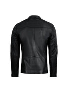 Die Franky Lederjacke mit Stehkragen von trueprodigy ist eine schwarze Slim Fit Schafsleder Herrenjacke, von hinten gesehen mit gesteppten Ärmeln und Schulterdetails und "TRUE" Prägung auf dem oberen Rücken, ohne Reißverschluss auf weißem Hintergrund.