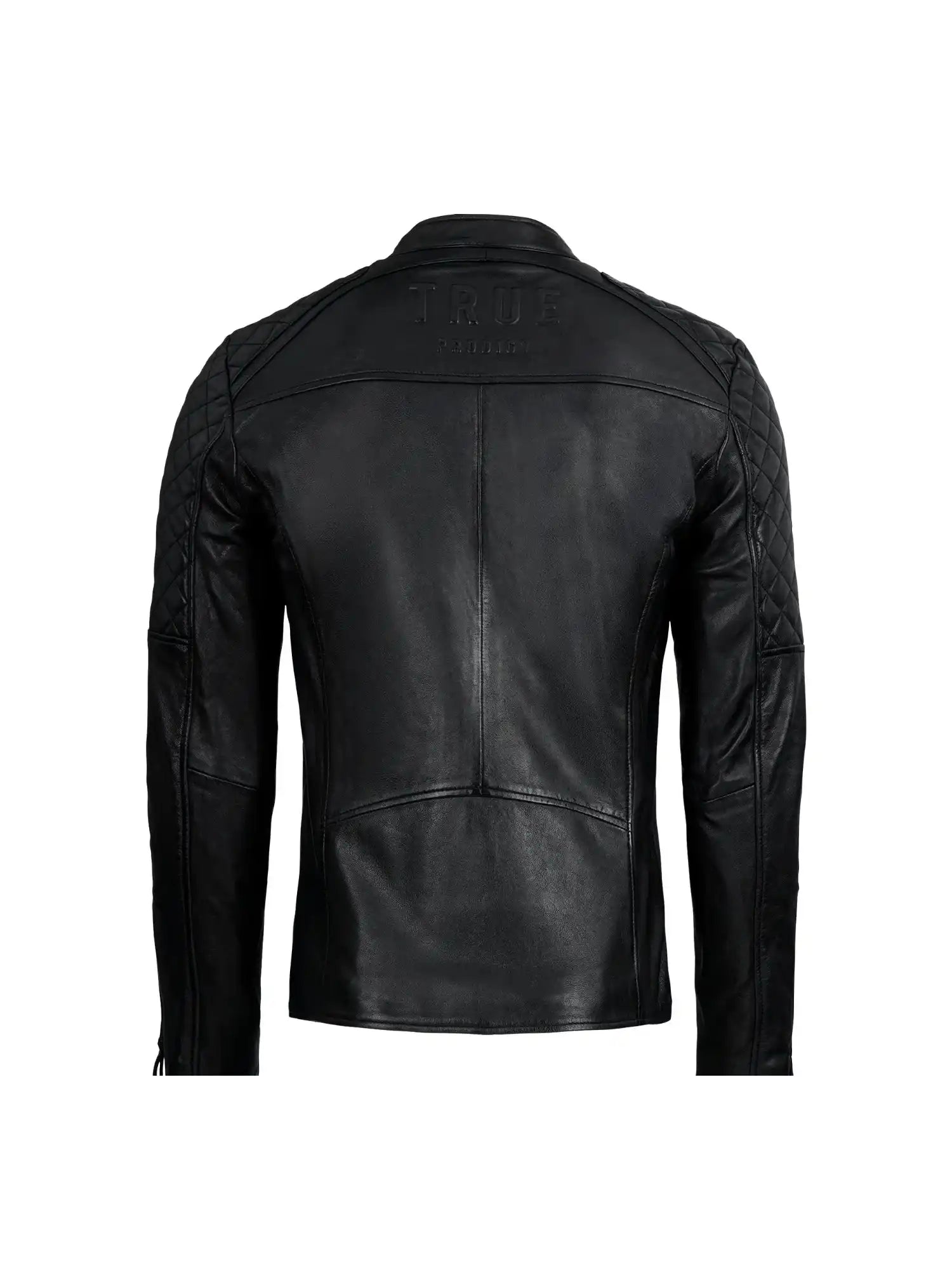 Die Franky Lederjacke mit Stehkragen von trueprodigy ist eine schwarze Slim Fit Schafsleder Herrenjacke, von hinten gesehen mit gesteppten Ärmeln und Schulterdetails und "TRUE" Prägung auf dem oberen Rücken, ohne Reißverschluss auf weißem Hintergrund.