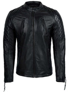 Die trueprodigy Racing Lederjacke Herren "Franky" in schwarzem Schafsleder verfügt über einen Frontreißverschluss, gesteppte (Rautensteppung) Schultern und Oberärmel, sowie vier vertikale Reißverschlusstaschen - zwei auf der Brust und zwei am Bund.