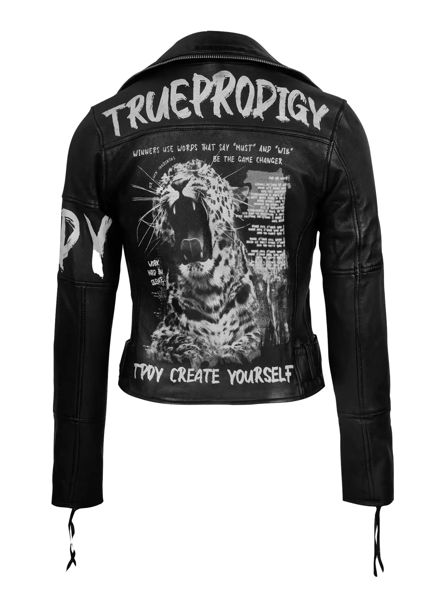 Die trueprodigy Lederjacke mit Druck für Damen besticht durch schwarzes Leder, den auffälligen weißen "TRUEPRODIGY"-Schriftzug, eine auffällige Leopardengrafik und motivierende Sprüche - eine edgy Wahl für Trendsetter.