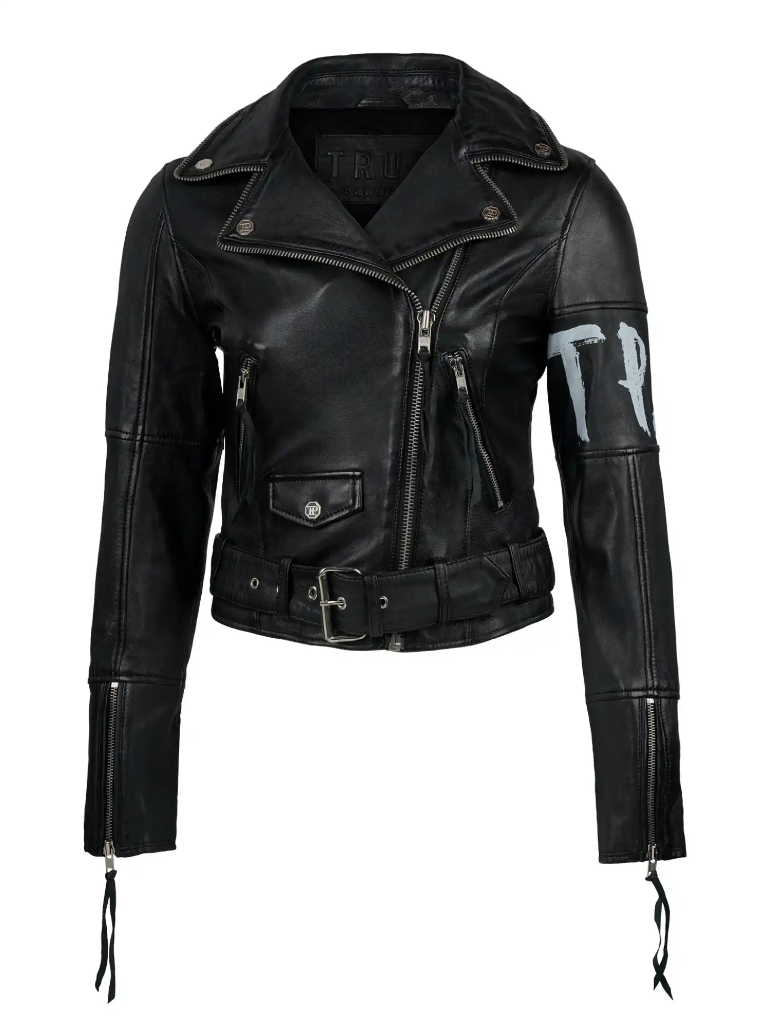 Die Laila Lederjacke mit Druck von trueprodigy ist eine schwarze Bikerjacke mit silbernen Reißverschlüssen, Knopfleiste, Taillengürtel und weißem TRU-Aufdruck am linken Arm - perfekt für einen edgy Look.