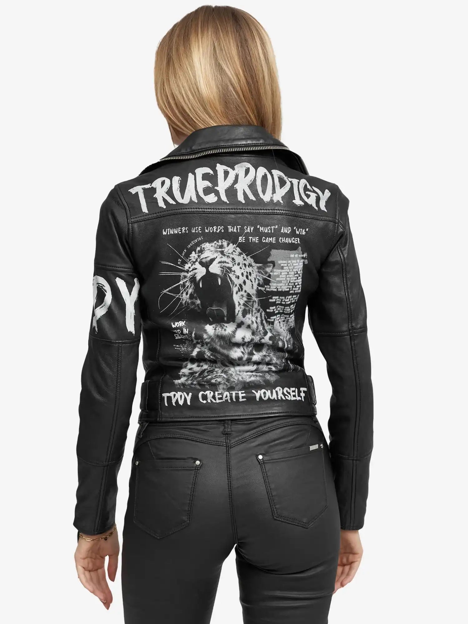 Eine Person mit langen blonden Haaren, von hinten gesehen, trägt die Laila Lederjacke mit Druck von trueprodigy-black mit fetter weißer Schrift, einer rasenden Leopardengrafik und dem Spruch "TODAY CREATE YOURSELF".