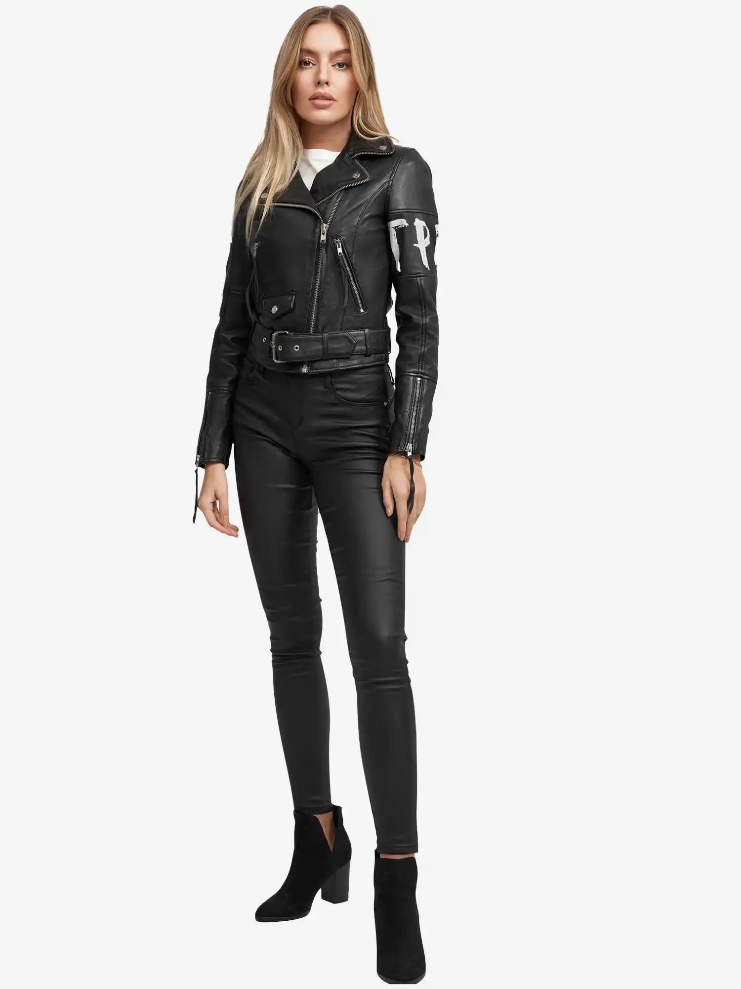Eine Frau mit langen blonden Haaren steht vor einem weißen Hintergrund und trägt die trueprodigy Laila Lederjacke mit Druck, gepaart mit einer schwarzen, taillierten Hose und Ankle Boots, und präsentiert einen zeitlosen Trend-Look.
