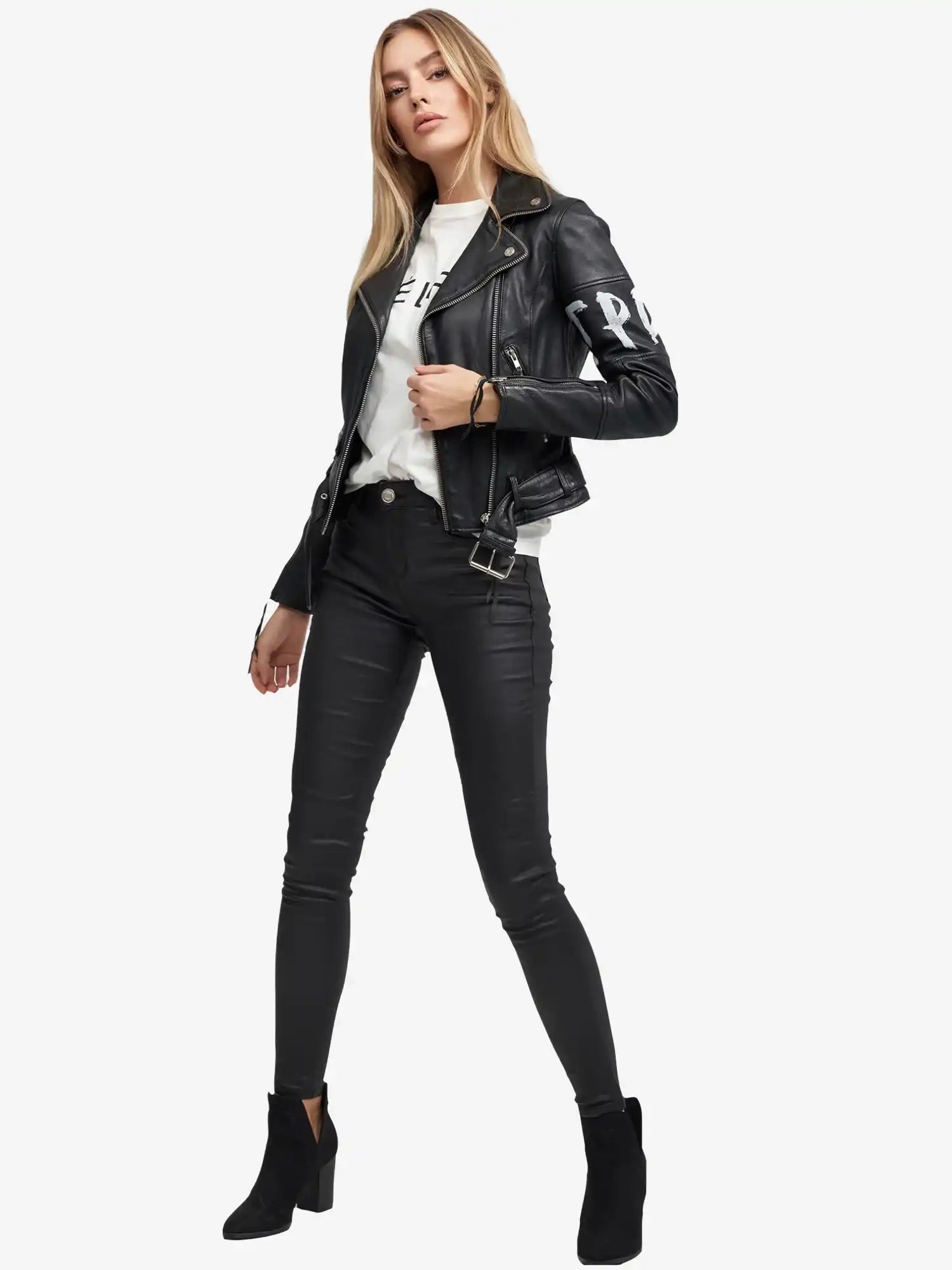 Eine Frau trägt die Laila Lederjacke mit Druck von trueprodigy, ein weißes T-Shirt, schwarze Skinny Pants und schwarze heeled Ankle Boots. Sie hat lange, glatte Haare und präsentiert einen neutralen Trend-Look.