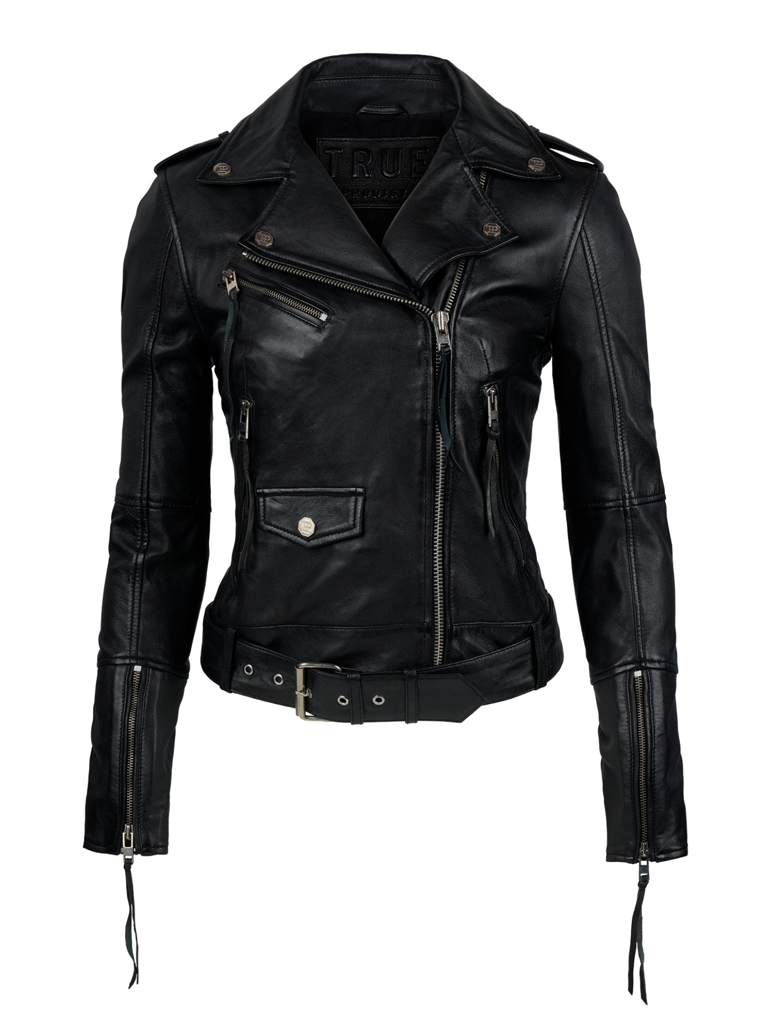 Die trueprodigy Biker Lederjacke Damen "Milena" aus schwarzem Leder mit asymmetrischem Reißverschluss, Reißverschlusstaschen, Druckknöpfen, Taillengürtel und Reißverschlussärmeln vor weißem Hintergrund.
