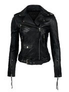 Die trueprodigy Biker Lederjacke Damen "Milena" aus schwarzem Leder mit asymmetrischem Reißverschluss, Reißverschlusstaschen, Druckknöpfen, Taillengürtel und Reißverschlussärmeln vor weißem Hintergrund.