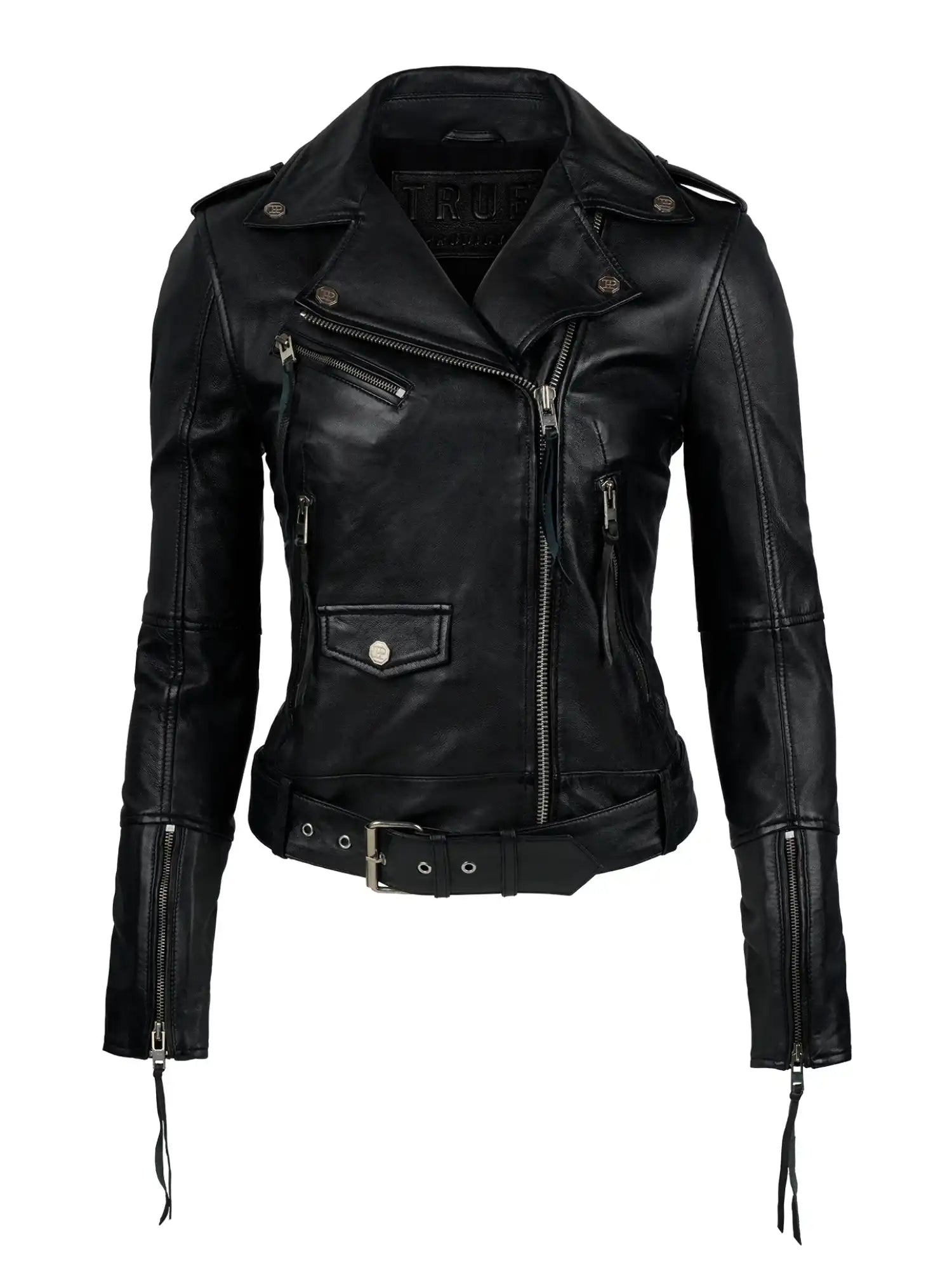 Die trueprodigy Biker Lederjacke Damen "Milena" aus schwarzem Leder mit asymmetrischem Reißverschluss, Reißverschlusstaschen, Druckknöpfen, Taillengürtel und Reißverschlussärmeln vor weißem Hintergrund.
