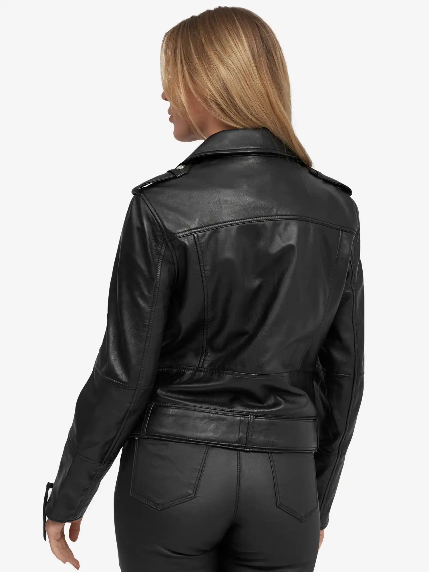 Eine Person mit langen, hellbraunen Haaren wird von hinten gezeigt, die die Trueprodigy Milena Lederjacke mit Gürtel und eine schwarze Hose trägt. Der Hintergrund ist einfarbig und hell.