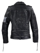 Die trueprodigy Biker Lederjacke Herren "Dwayne" überzeugt im Used-Look mit silbernen Nieten, großem Totenkopf hinten, Ziernähten und teils sichtbarem weißem Print am Ärmel - ideal für markante Styles.