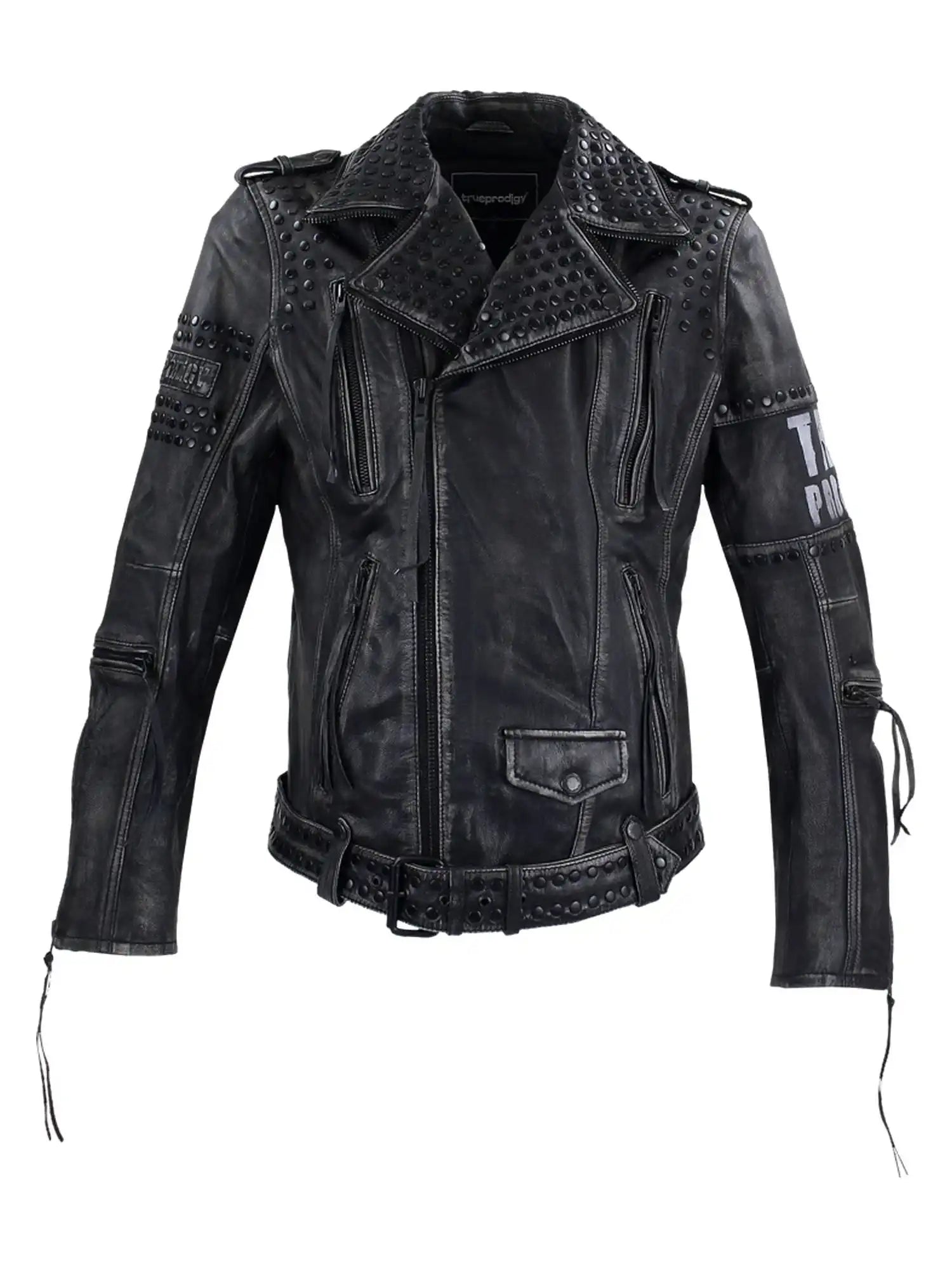 Die trueprodigy Biker Lederjacke Herren "Dwayne" überzeugt mit silbernen Nieten, Reißverschlusstaschen, Taillengürtel, dekorativen Nähten und Text-Patch am linken Ärmel. Zusätzliche Nieten zieren Schultern und Kragen.
