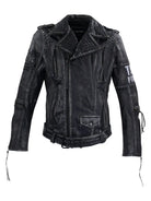 Die trueprodigy Biker Lederjacke Herren "Dwayne" überzeugt mit silbernen Nieten, Reißverschlusstaschen, Taillengürtel, dekorativen Nähten und Text-Patch am linken Ärmel. Zusätzliche Nieten zieren Schultern und Kragen.