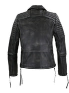 Die Bryan Lederjacke mit Vintage Optik von trueprodigy aus schwarzem Ziegenleder zeigt sich im klassischen Biker-Stil mit gesteppten Schultern, zwei Reißverschlüssen an jedem Ärmel und geradem Saum mit verstellbaren Seitenriemen.