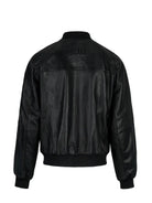 Die von hinten gezeigte Filip Oversized Bomber-Lederjacke von trueprodigy zeichnet sich durch schwarzes Schafsleder, gerippte Bündchen und einen gerippten Bund sowie den geprägten Schriftzug "TRUE winners" auf dem oberen Rücken aus, der für einen kühnen und dennoch klassischen Look sorgt.