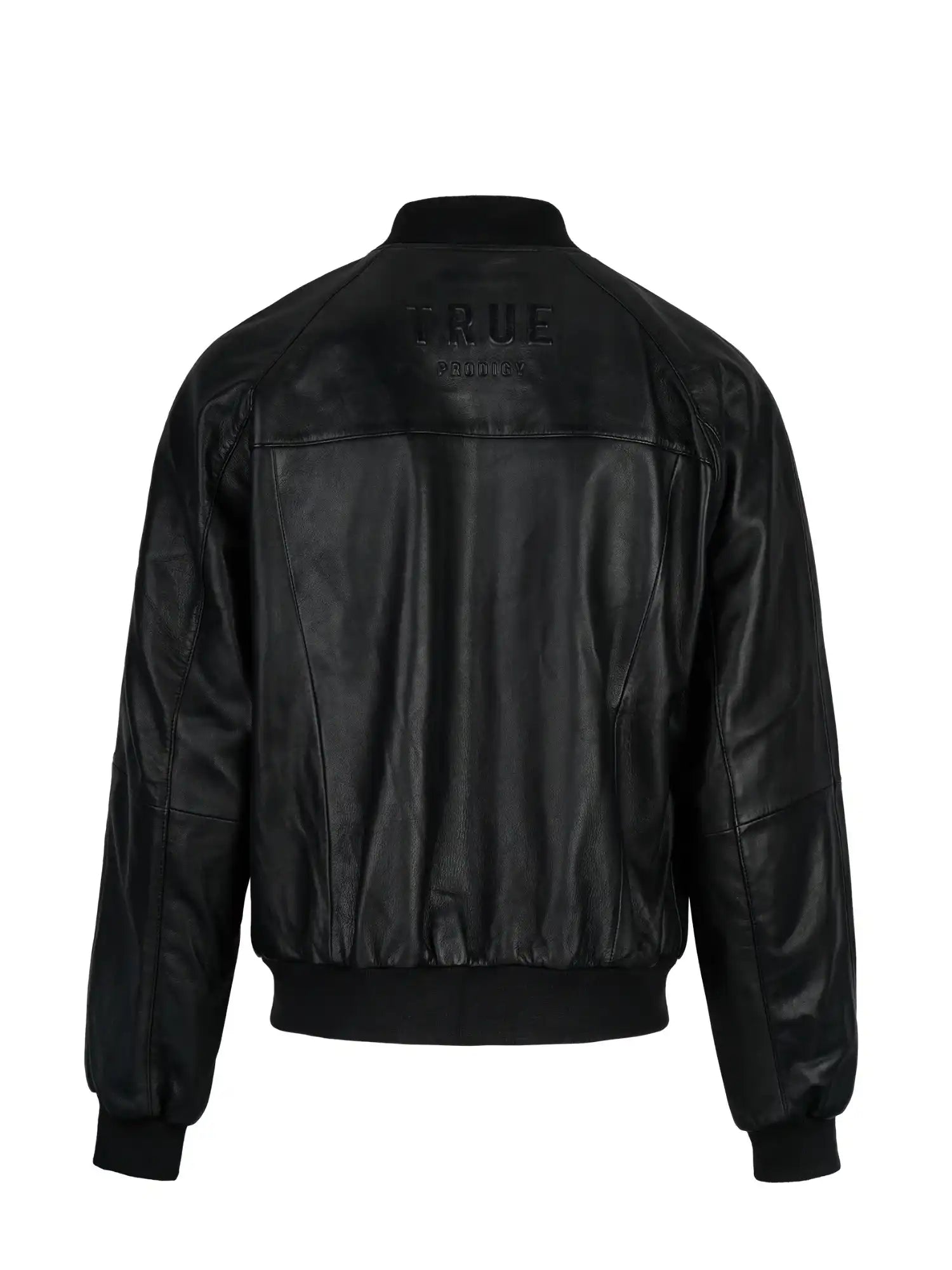 Die von hinten gezeigte Filip Oversized Bomber-Lederjacke von trueprodigy zeichnet sich durch schwarzes Schafsleder, gerippte Bündchen und einen gerippten Bund sowie den geprägten Schriftzug "TRUE winners" auf dem oberen Rücken aus, der für einen kühnen und dennoch klassischen Look sorgt.