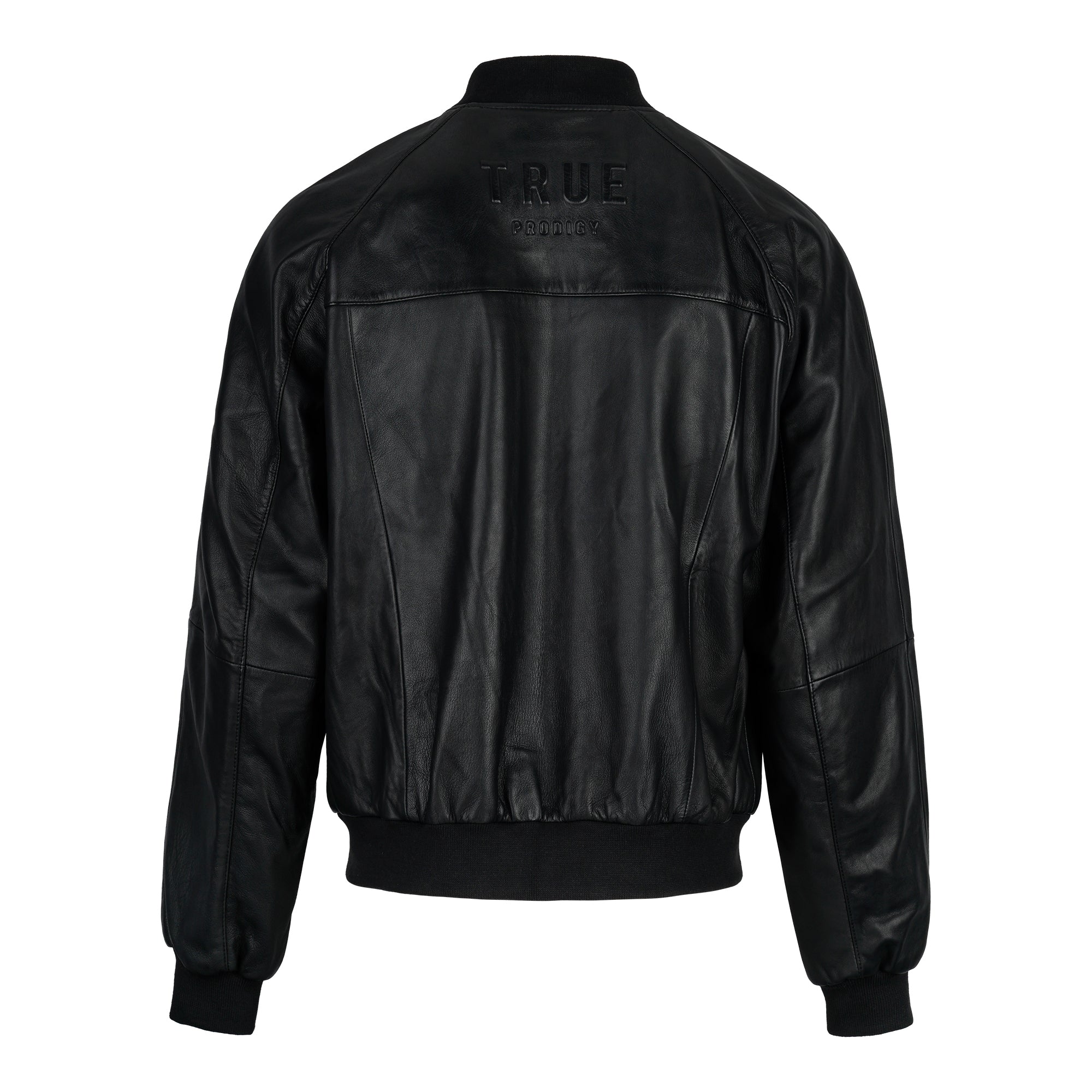 Eine schwarze trueprodigy Bomber Lederjacke Herren "Filip" im Oversize-Look zeigt sich von hinten. Sie verfügt über Rippbündchen an Ärmeln und Bund, mit TRUE und RELIGION Prägung auf dem oberen Rücken und weite Ärmel ohne zusätzliche Logos oder Verzierungen.