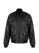 Die trueprodigy Filip Oversized Bomber-Lederjacke in Schwarz aus Schafsleder verfügt über einen Frontreißverschluss, zwei Seitentaschen sowie gerippte Bündchen, Saum und Kragen; abgebildet vor weißem Hintergrund.