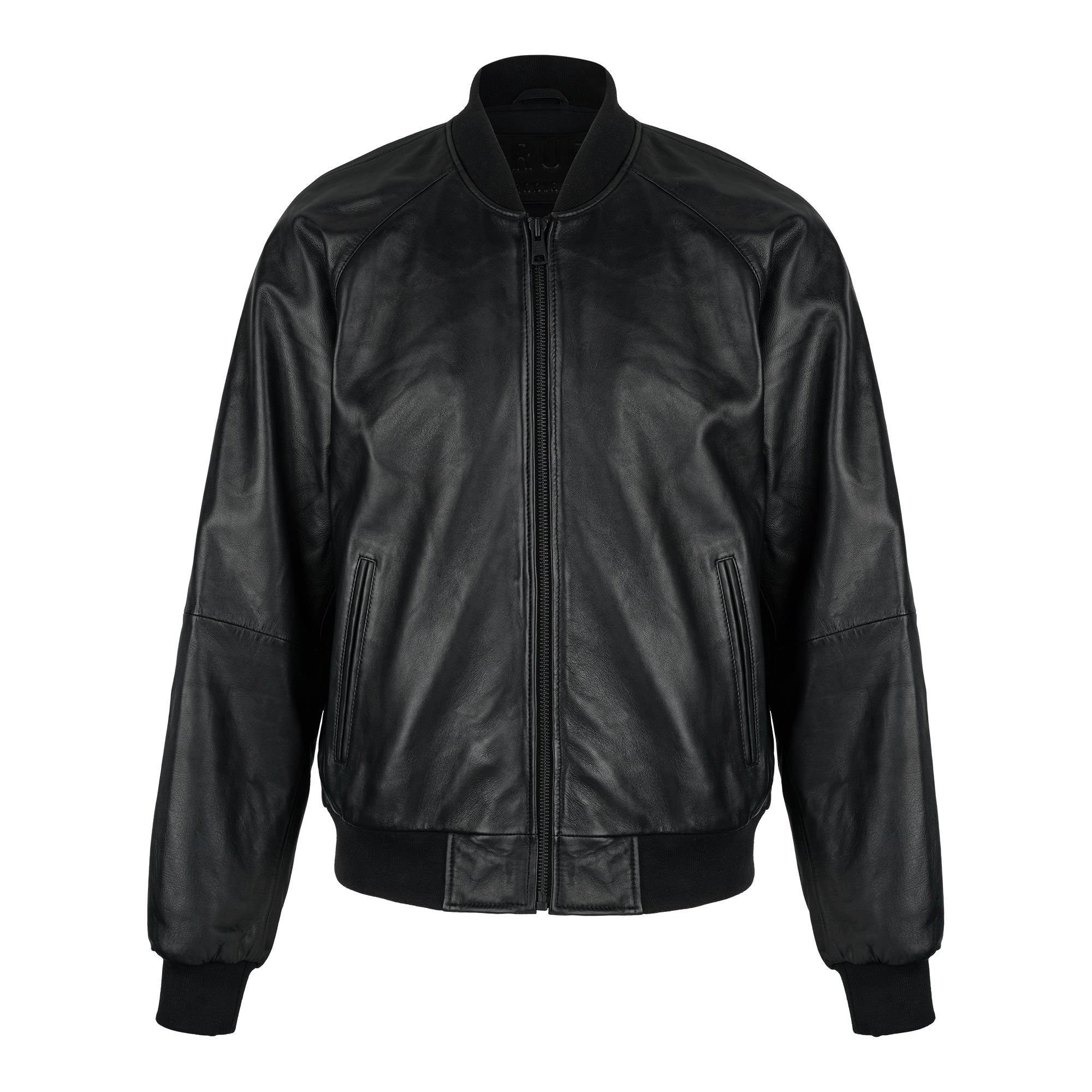 Die trueprodigy Bomber Lederjacke Herren "Filip" im Oversize-Look aus schwarzem Schafsleder hat einen Frontreißverschluss, gerippten Kragen, Bündchen und Saum sowie zwei Seitentaschen und wird vor weißem Hintergrund präsentiert.