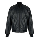 Die trueprodigy Bomber Lederjacke Herren "Filip" im Oversize-Look aus schwarzem Schafsleder hat einen Frontreißverschluss, gerippten Kragen, Bündchen und Saum sowie zwei Seitentaschen und wird vor weißem Hintergrund präsentiert.