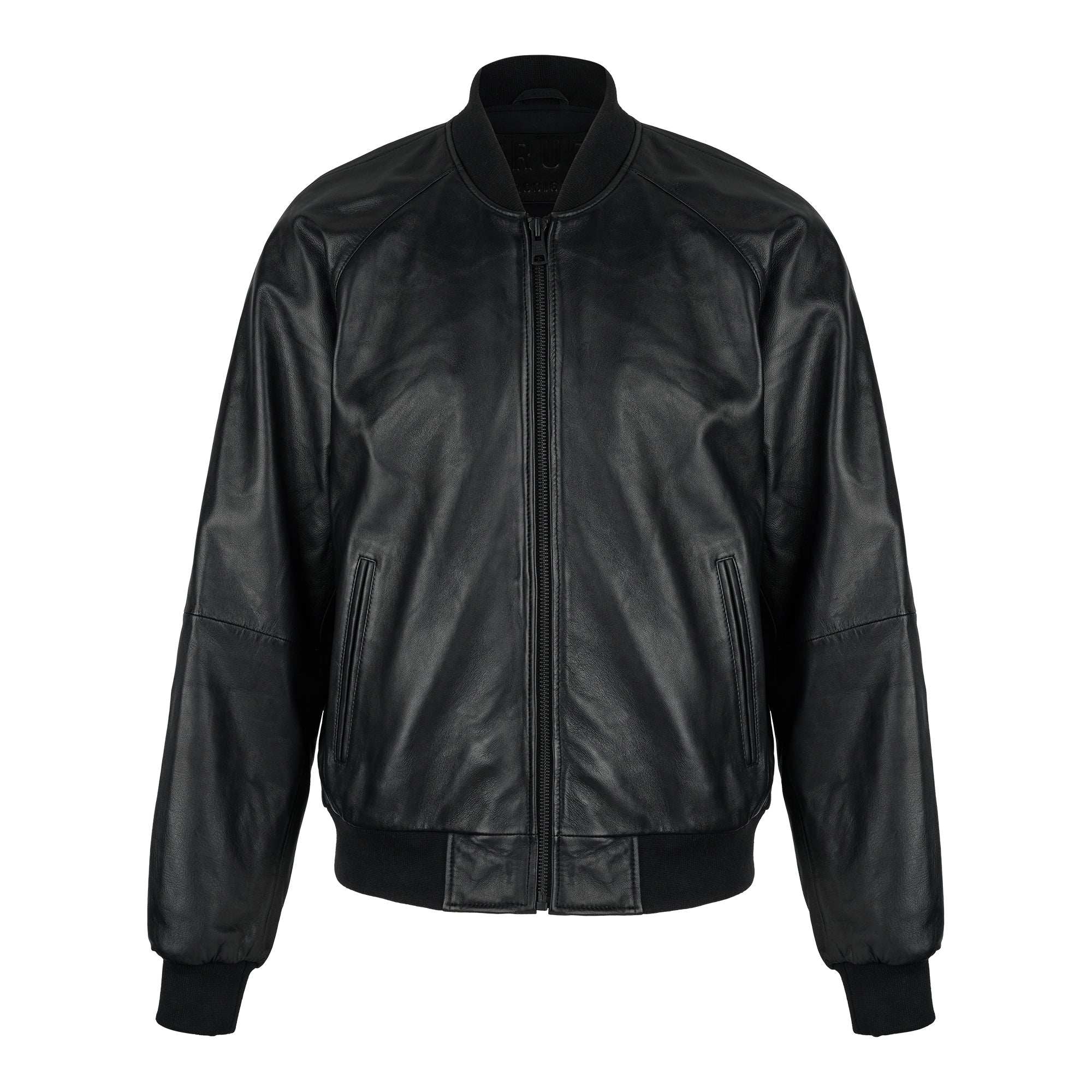 Die trueprodigy Bomber Lederjacke Herren "Filip" im Oversize-Look aus schwarzem Schafsleder hat einen Frontreißverschluss, gerippten Kragen, Bündchen und Saum sowie zwei Seitentaschen und wird vor weißem Hintergrund präsentiert.
