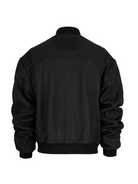 Die Nazar Oversized Bomber-Lederjacke matt von trueprodigy zeigt sich von hinten in schwarzem, mattem Leder, mit Rippbündchen an Bund und Ärmeln, mit TRUE- und PRODUCT-Prägung unterhalb des Kragens.